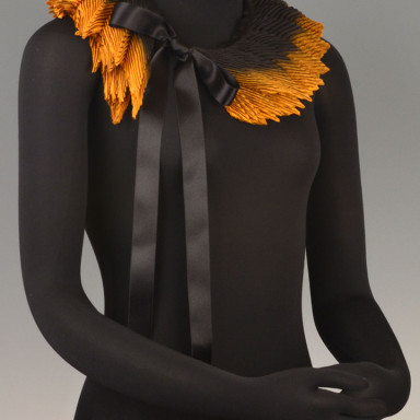 Feather Pleated Collar Small Black Gold